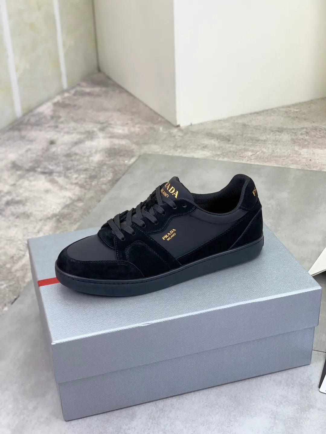 Men's shoes 💰P560💰[New model] The top version is available on the official website, 🆘 The trendy brand (Prada) mainly promotes the popular model, avant-garde and versatile fashionable men's shoes, private version mold opening, cowhide surface splicing 1:1.. Stylish and simple, original imported cowhide lining cowhide feet; the atmosphere and personality are more fashionable, eye-catching and pursuing class. It will subvert the old idea and be a must-have for fashionistas with you! Must keep it for yourself! Tall and comfortable, large and low, high-end quality workmanship. Official website’s new high-end outsole. Size: 38-45. Multiple colors available.